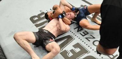 Bintang UFC Pingsan Dililit Anaconda Choke thumbnail